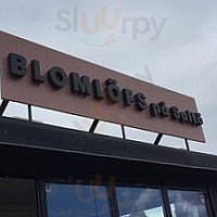 Blomlöfs Rökeri outside