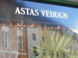 Astas Vedugn outside