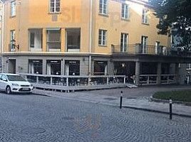Astas Vedugn outside