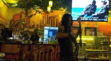 Pub P inside